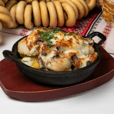 Филе судака, запечённое с картофелем и грибами под сырным соусом