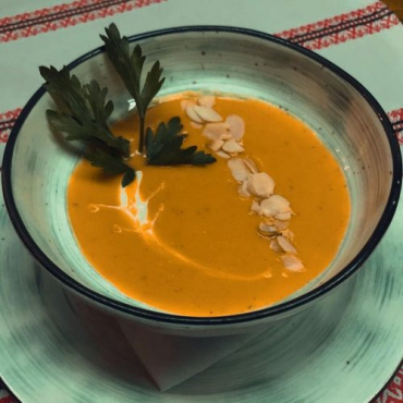 Нежный крем-суп из тыквы с лепестками миндального ореха